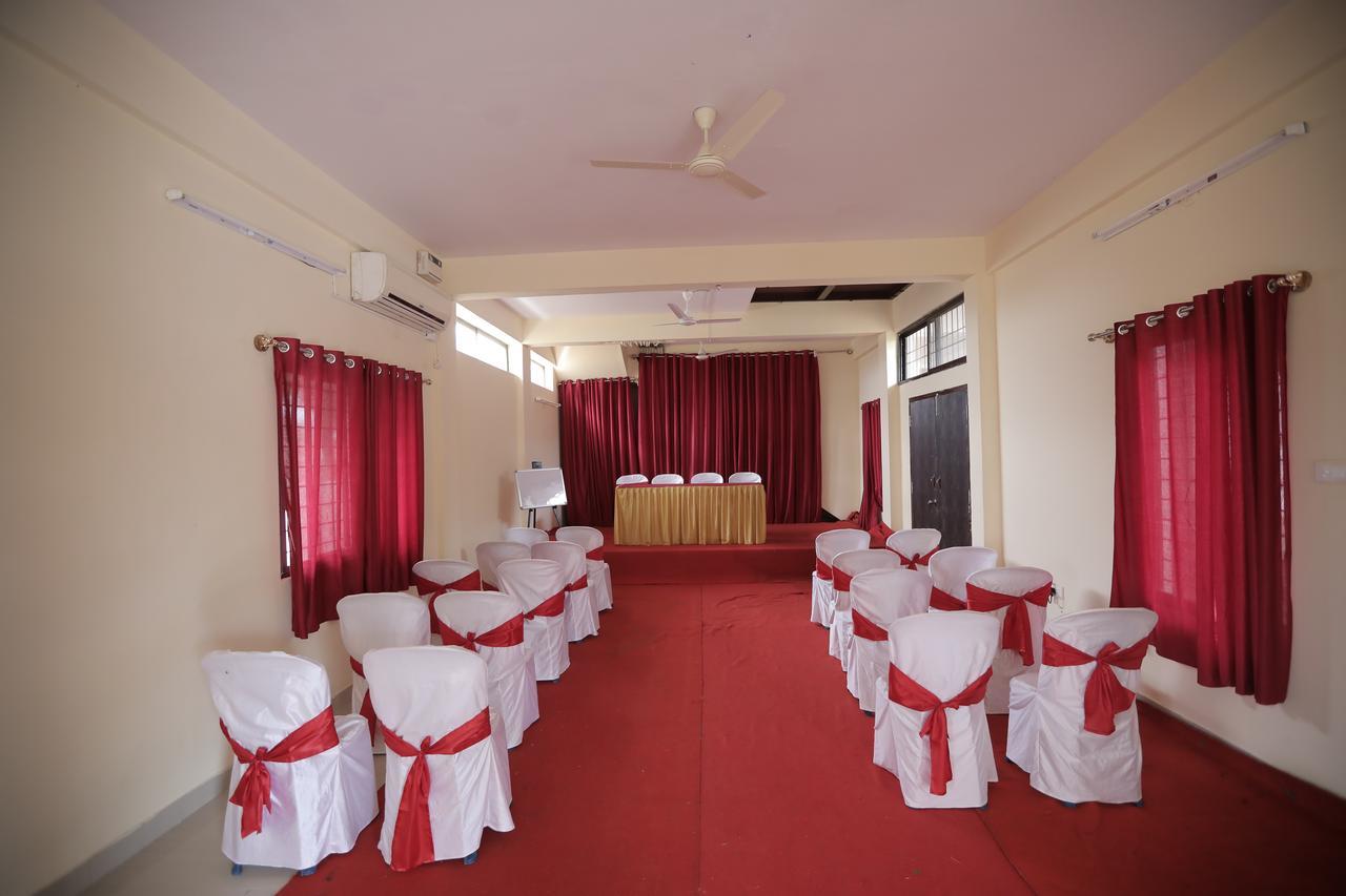 Golds Club & Resort Bayappanhalli Exterior photo